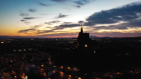 Toma-Aérea-De-Drones-De-La-Estatua-De-Cristo-De-Monteagudo-Y-El-Castillo-Por-La-Noche-En-Murcia,-España