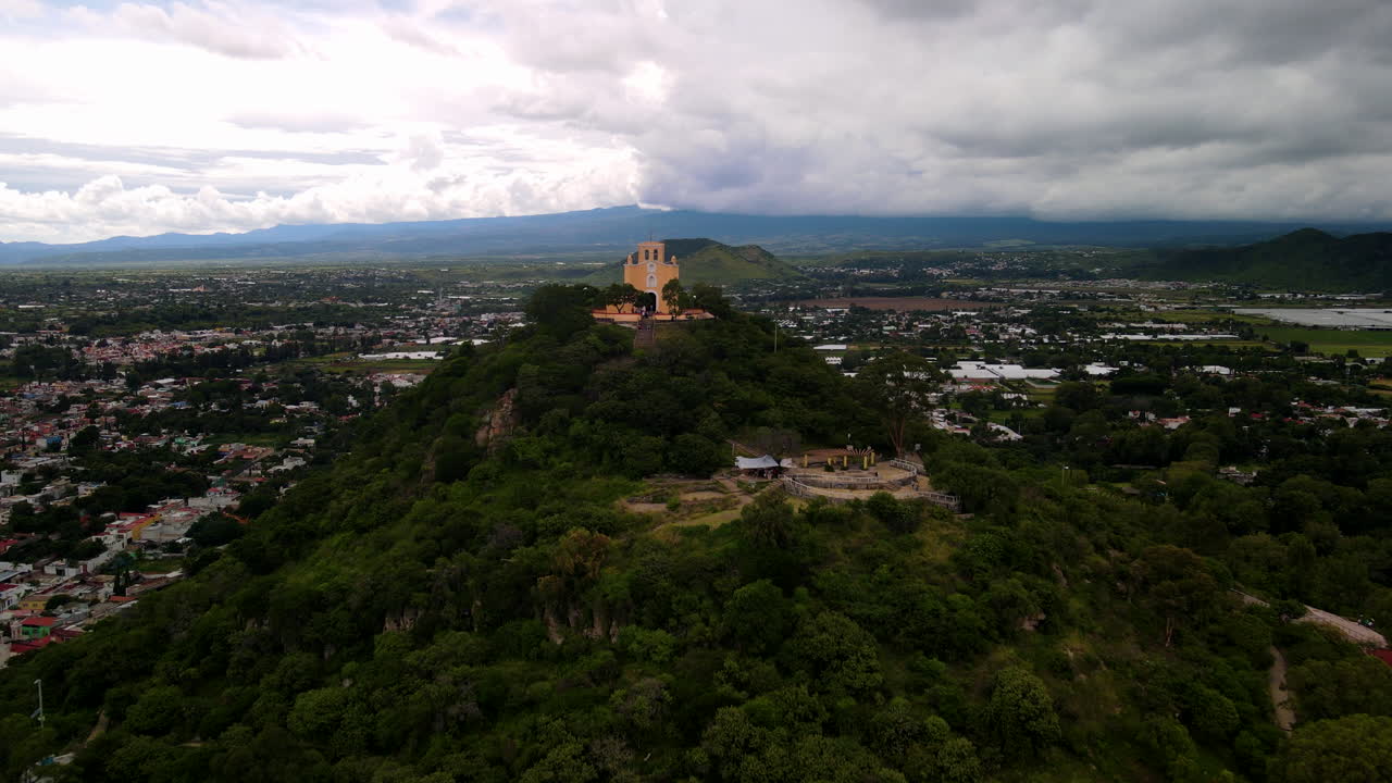 vista rapida de iglesia y volcan en atlixco