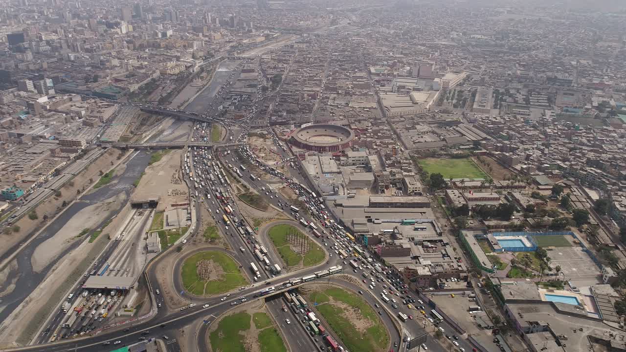 video aéreo de la plaza de toros de acho, el anillo de corrida de toro de acho. el más antiguo de américa en lima peru. video del centro de lima.