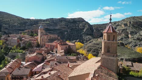 pueblo de albarracín y torres del reloj en teruel, aragón, españa - círculo aéreo 4k