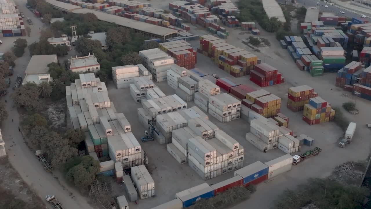 un patio de contenedores de envío con pilas de contenedores - karachi, pakistán