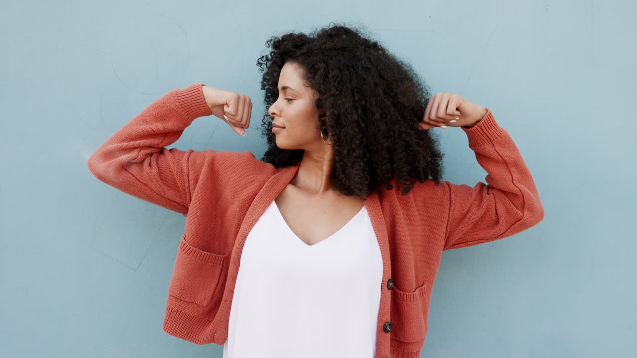 mujer negra, retrato y brazo fuerte de chica negra