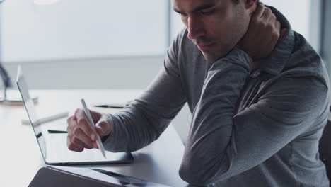 hombre de negocios trabajando en una computadora portátil en el escritorio usando una tableta digital y un lápiz