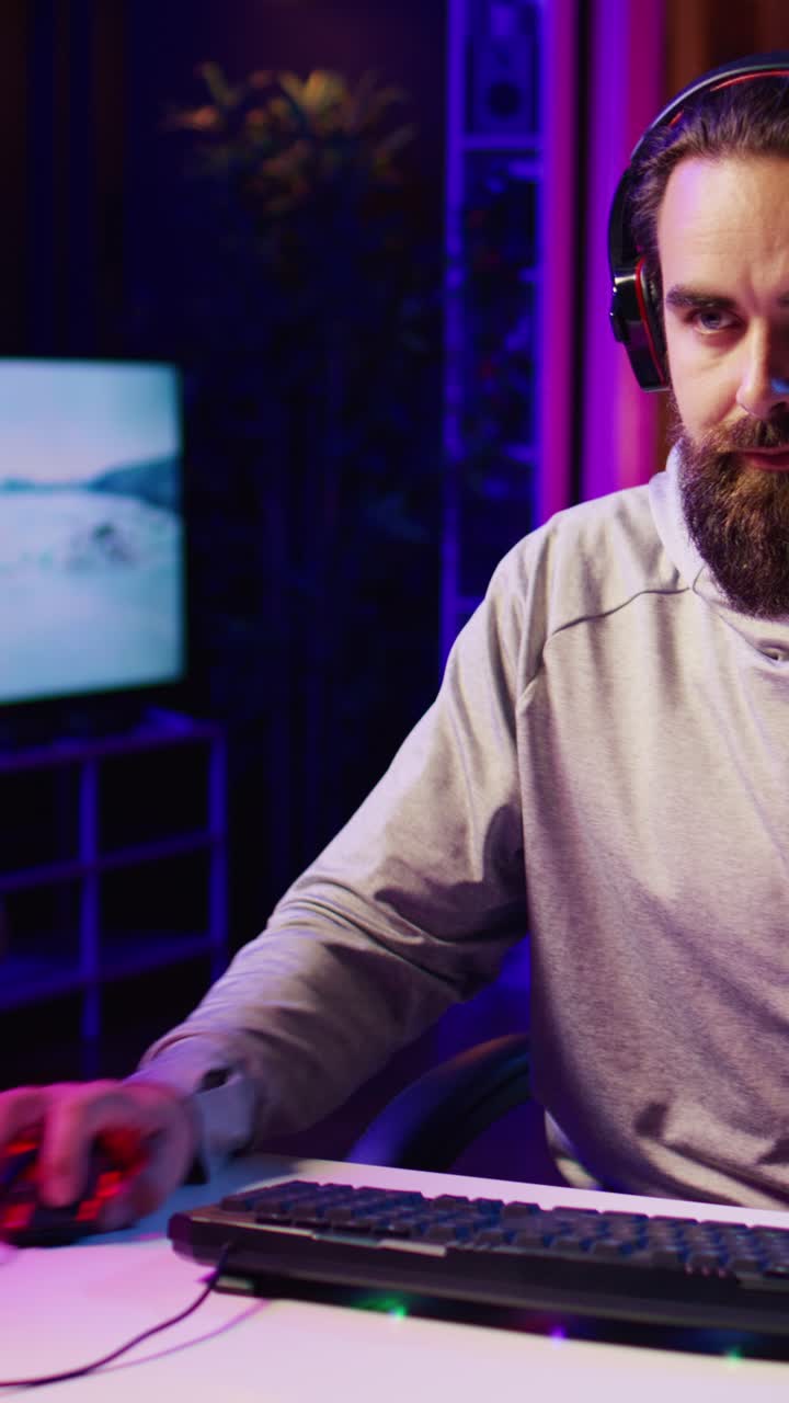 Video verticale. Giocatore professionista che insegna ai fan strategie vincenti di eSport competitivi
