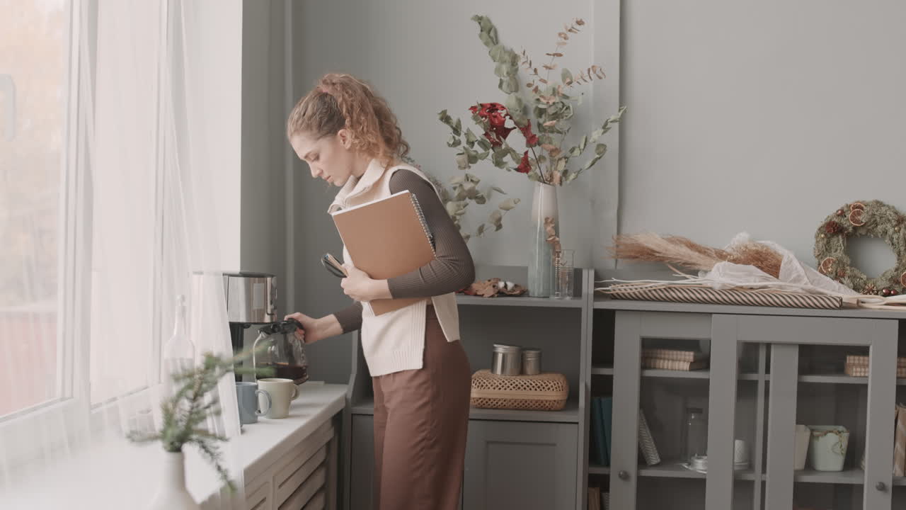 mujer bebiendo café en una tienda de artesanía