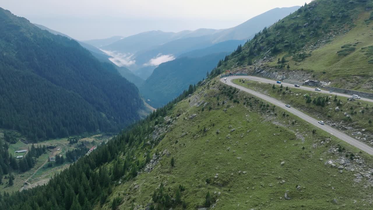vista aérea del avión no tripulado de la carretera de transfagarasan en las montañas de los cárpatos de transilvania en verano con bosque verde y hierba