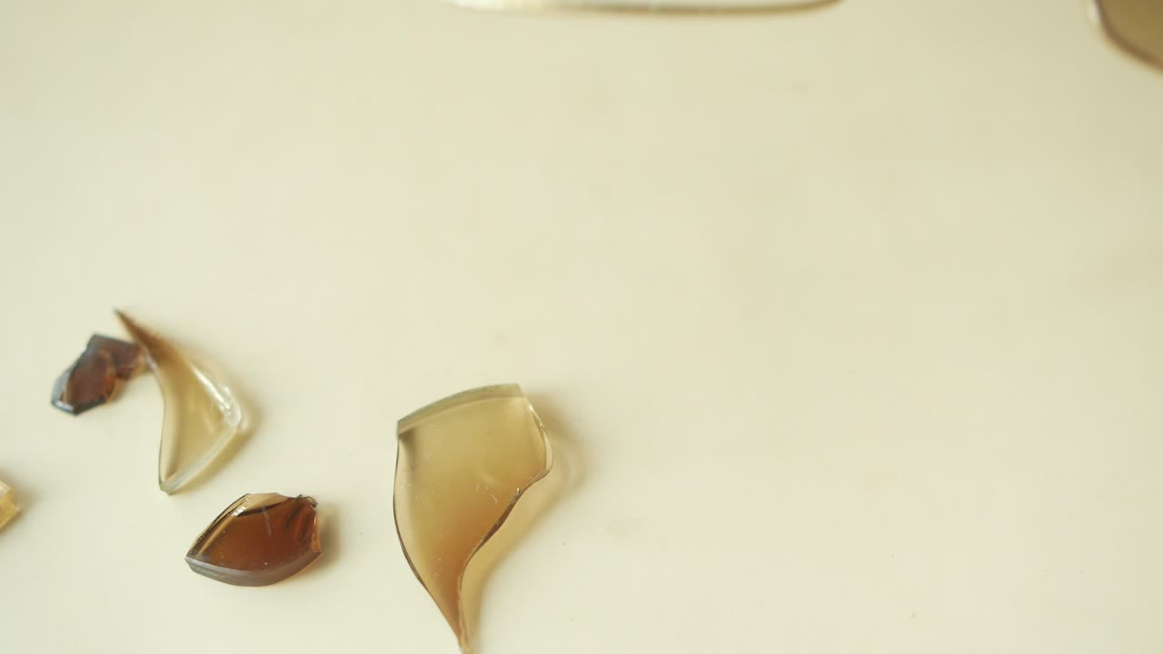 부서진 금 림드 안경과 부서진 조각