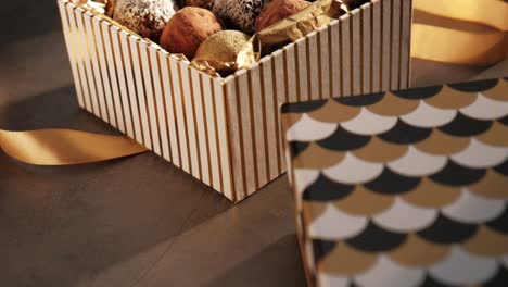 movimiento de cámara lenta, variedad de trufas en una caja de regalo