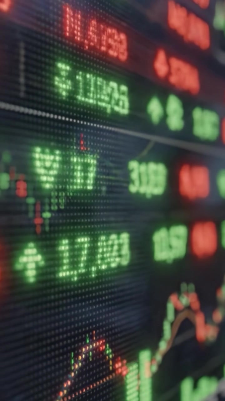 Display dinamico del mercato azionario: una panoramica degli indicatori finanziari e dell'attività di trading evidenziati su uno schermo digitale colorato.