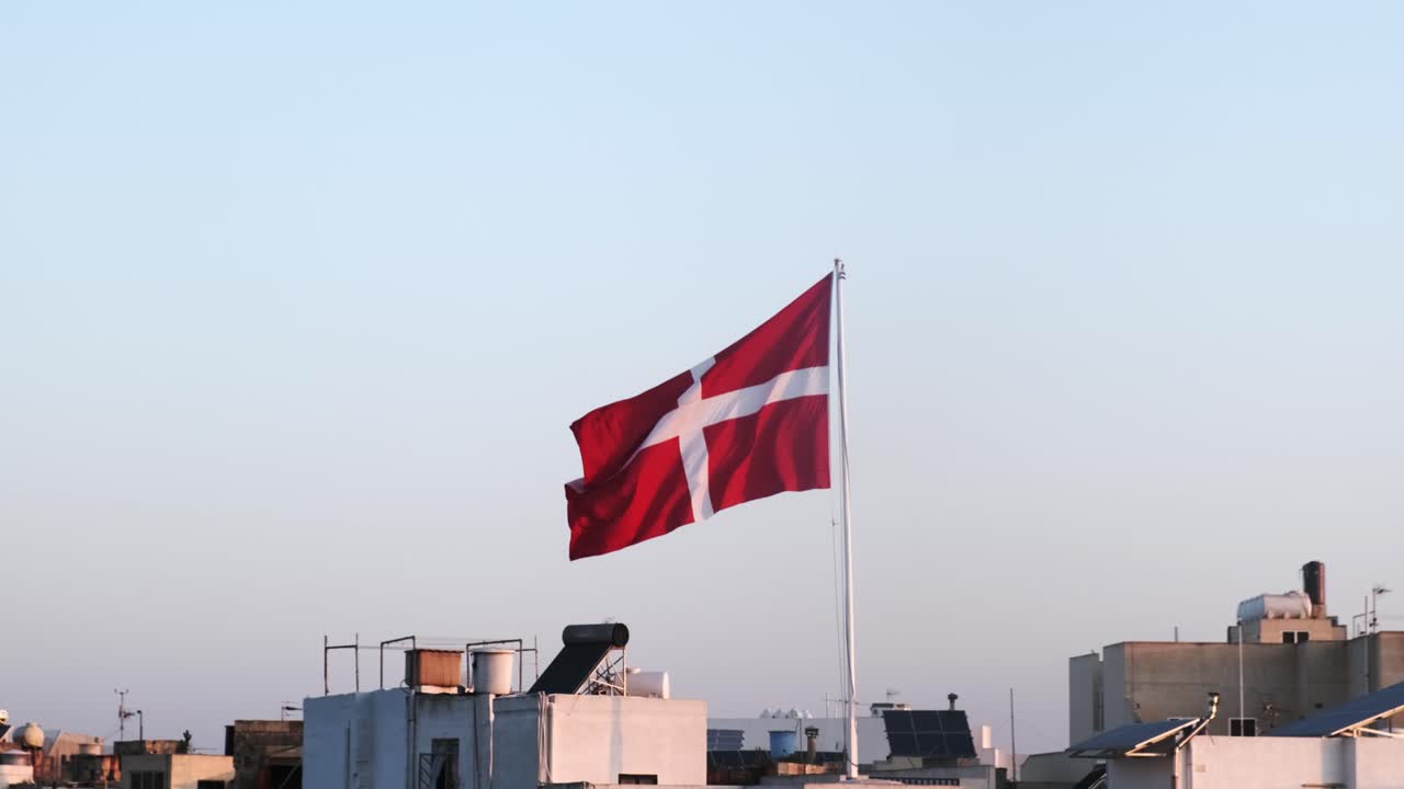 Maltas flag, der viser turisme og maltesisk historie, filmet i ProRes RAW, perfekt til historisk dokumentararbejde.