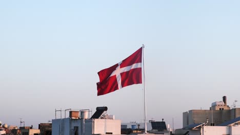 Flagge-Von-Malta,-Um-Den-Tourismus-In-Malta-Und-Die-Maltesische-Geschichte-Zu-Zeigen,-Gefilmt-In-Prores-Raw,-Perfekt-Für-Historische-Dokumentarfilme