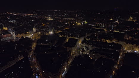 프라하 (prague) 체코 (czechia) 에어리얼 v95 조류 눈보기 드론 플라이오버 올드 타운 구역 밤 도시 풍경을 포착하고 은 거리를 밝히고, 기울어서 언덕 꼭대기 성을 보여줍니다.