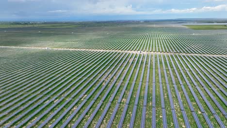 Solarpark,-Der-Saubere-Und-Erneuerbare-Energie-Produziert