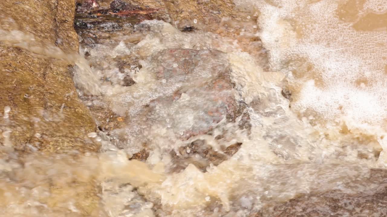 movimiento rápido del agua sobre la superficie rocosa