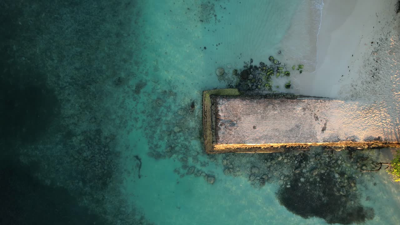 volando directamente sobre la playa de la caravella y el muelle de hormigón en sainte-anne, guadalupe