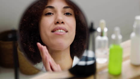 mujer mirándose en el espejo