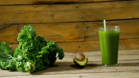 Juice-with-leafy-vegetable-and-avocado-4k