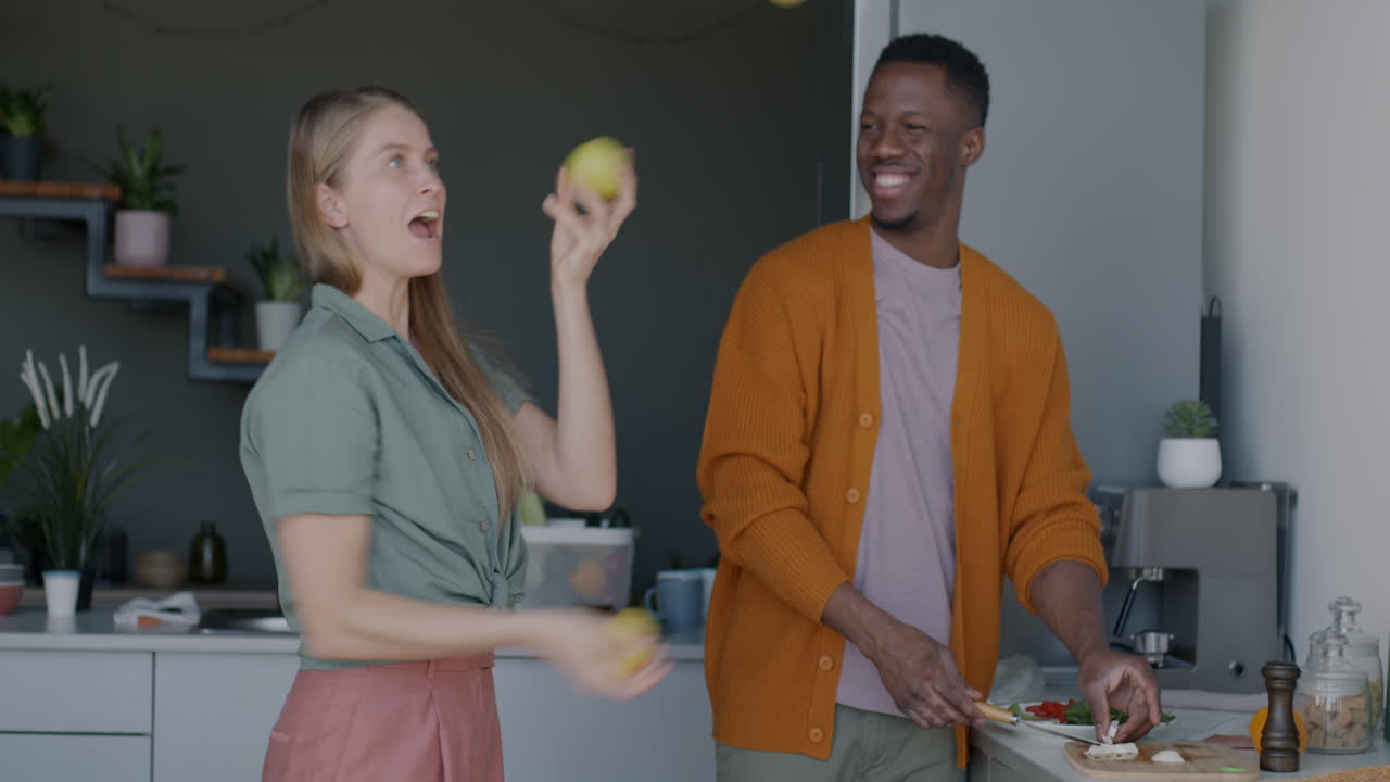 pareja cocinando juntos en la cocina