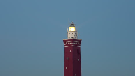 Faro-Faro-De-Westhoofd-Contra-El-Cielo-Azul-En-Ouddorp,-Holanda-Del-Sur,-Países-Bajos