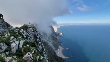 Vista-Desde-El-Peñón-De-Gibraltar-Con-Nubes-Que-Se-Mueven-Rápidamente-En-El-Fondo