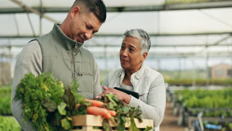 granjero, trabajo en equipo y tableta para verduras