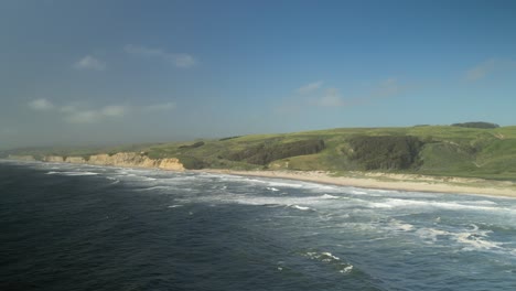 Luftaufnahmen-Von-Drohnen-über-Dem-Pescadero-State-Beach-Von-Der-Halbinsel-Im-Norden-Kaliforniens