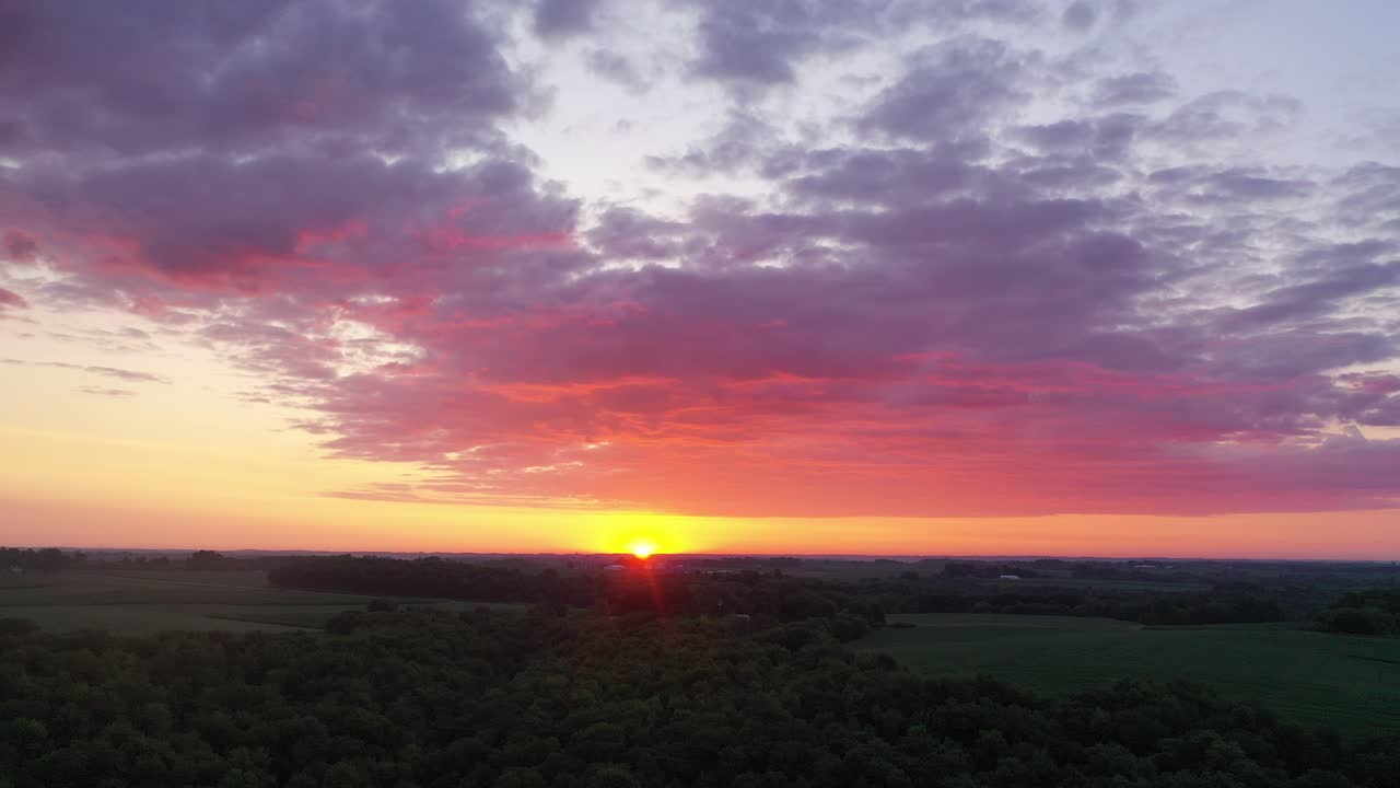 el atardecer vibrante sobre el paisaje rural
