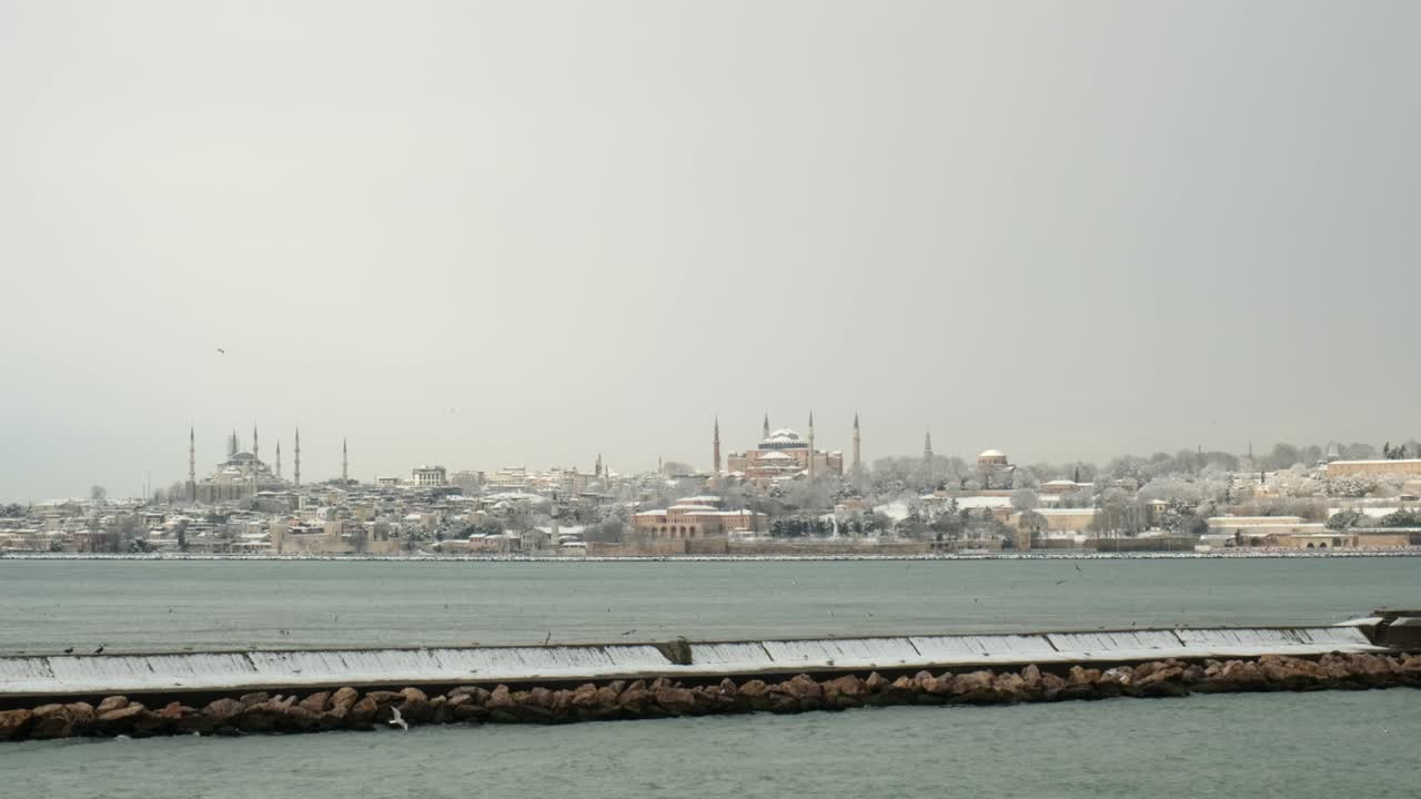 escena de invierno nevada en la península histórica de estambul