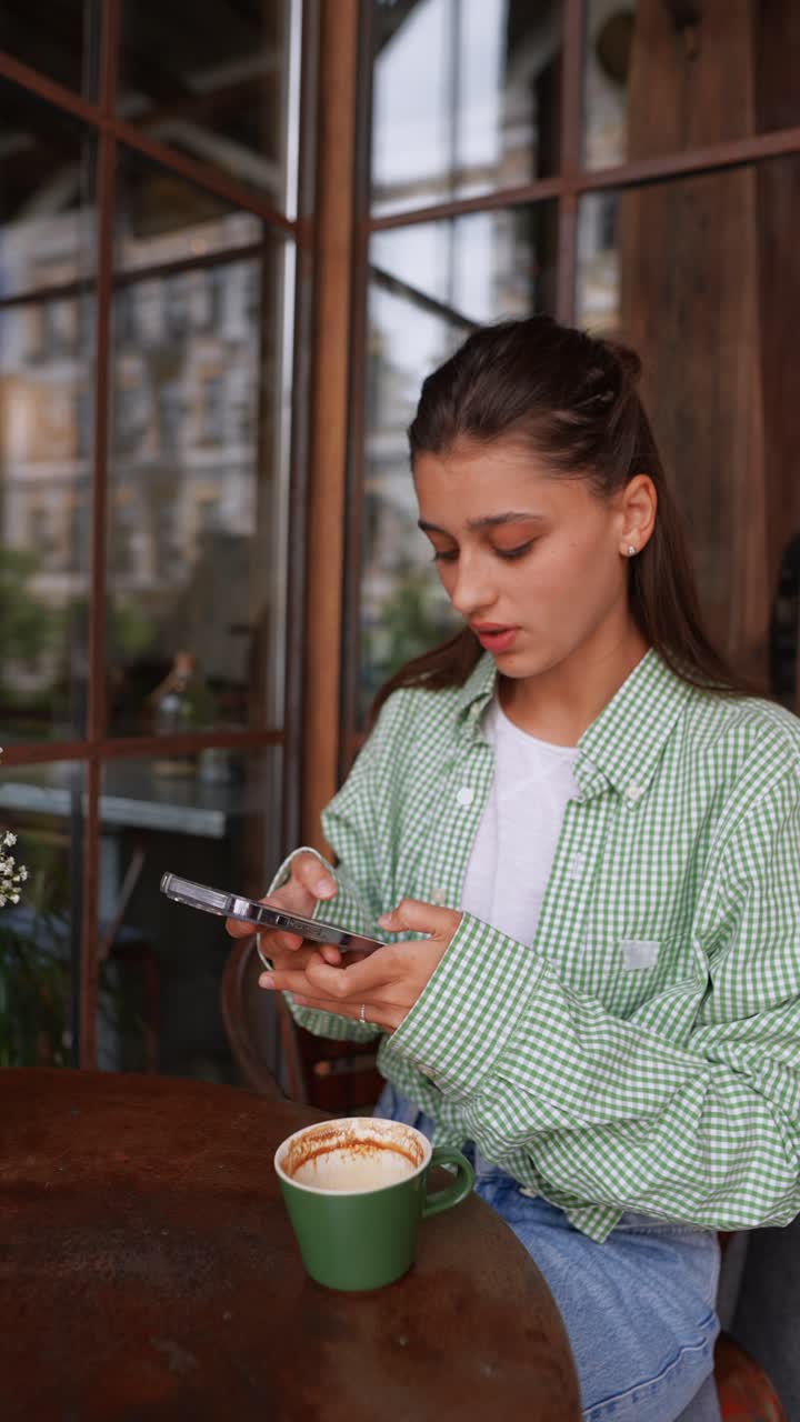 mujer usando un teléfono inteligente en un café