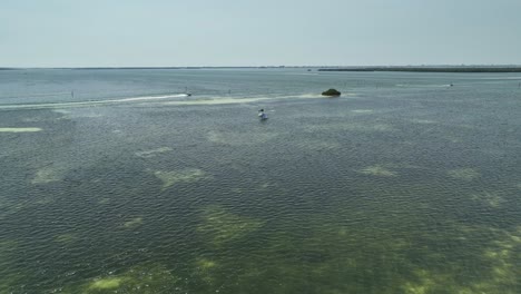 Kitesurfing-on-a-sunny-day-near-Tampa-Bay,-Florida