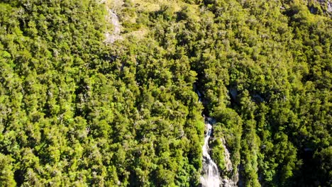 Ladera-Escénica-De-La-Montaña-Con-Una-Hermosa-Cascada-Y-Un-Vasto-Bosque-Verde---Toma-Aérea