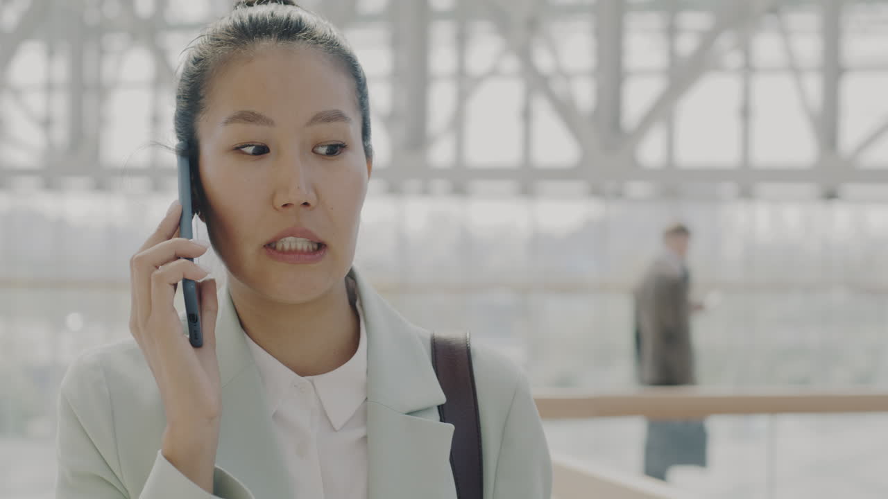 전화 중인 사업가