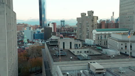 Vorwärts-Fliegen-über-Stadtentwicklung.-Moderne-Wolkenkratzer-In-Der-Innenstadt-Im-Hintergrund.-Manhattan,-New-York-City,-Vereinigte-Staaten