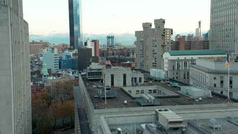 Los-Delanteros-Vuelan-Sobre-El-Desarrollo-De-La-Ciudad.-Rascacielos-Del-Centro-Moderno-En-El-Fondo.-Manhattan,-Ciudad-De-Nueva-York,-Estados-Unidos