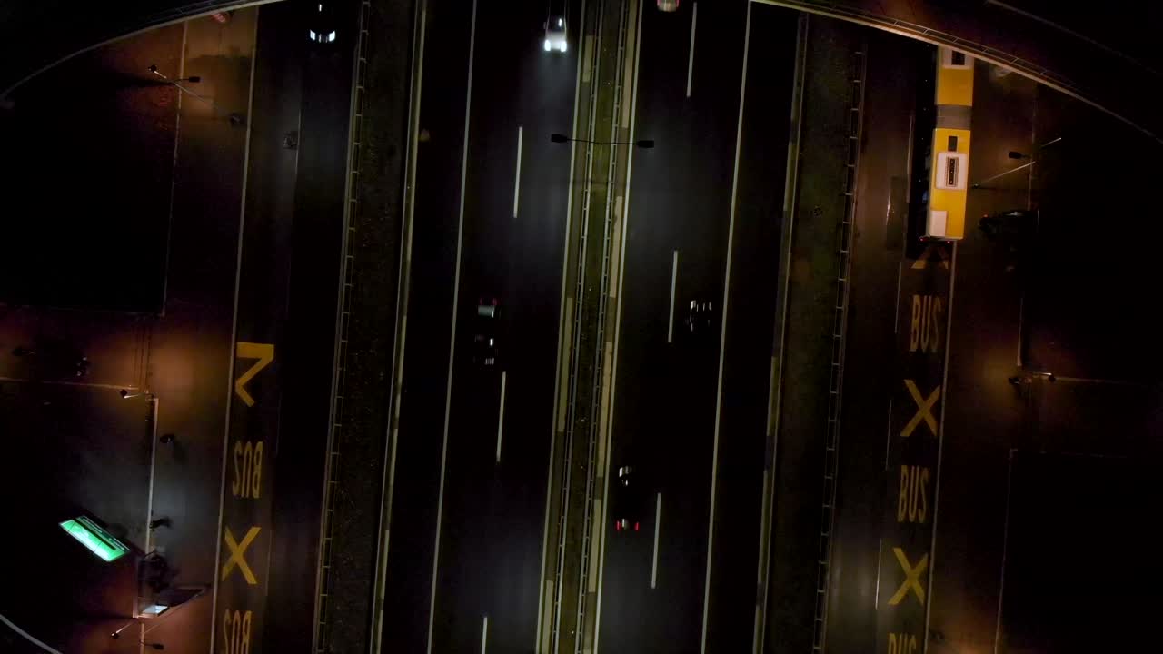 rotonda elevada por encima de la autopista en nueva belgrado, cerca de la arena de belgrado por la noche