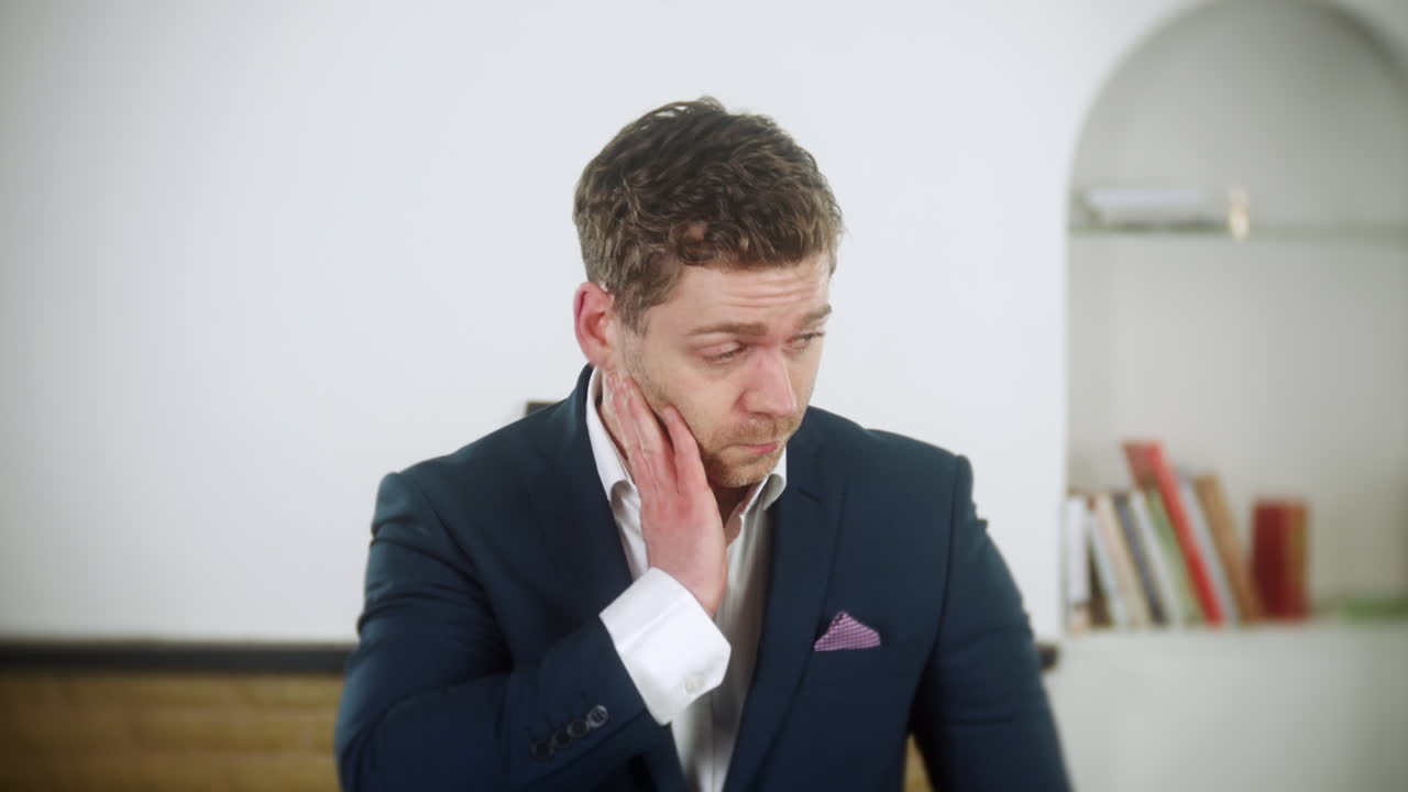 atractivo joven empresario está demasiado redactado y cansado