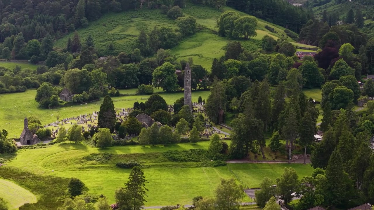 Glendaloughin historiallinen maamerkki tornilla ja kirkolla, dronepanoraama, Irlanti.