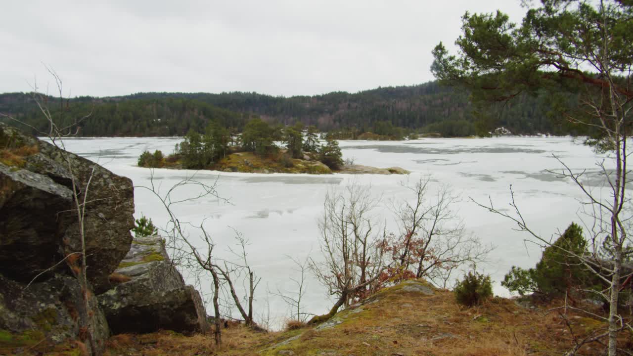 Ilmakuva dronella: Kallistus ylöspäin Vollsfjordenin Norjan vuonolla, sumuinen maisema paljastaa veden, pohjoinen tunnelma.