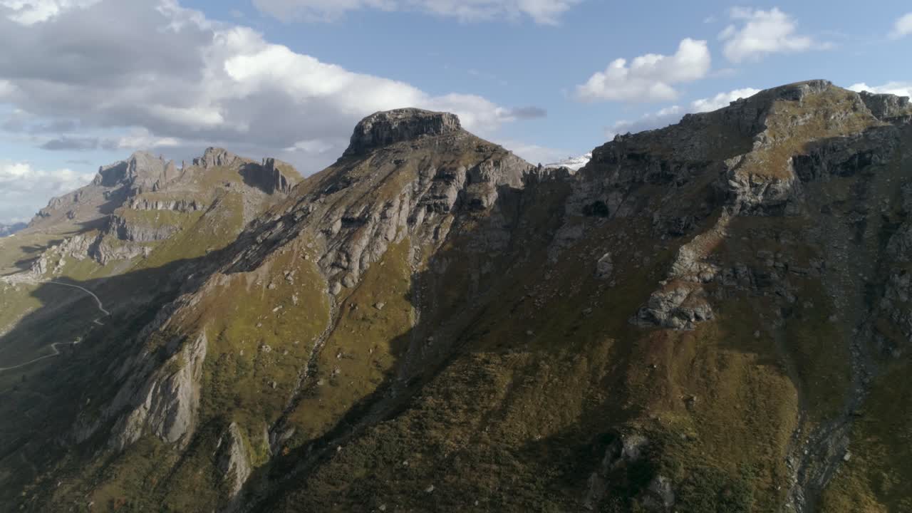 antena en cámara lenta del pico de la montaña en los dolomitas italianos durante el tiempo soleado