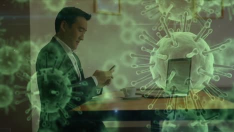 animación de células macro coronavirus covid-19 que se extienden sobre un hombre asiático trabajando y bebiendo