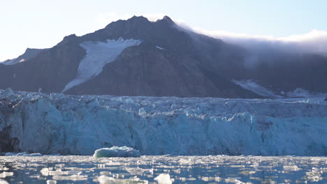 Zeitraffer,-Zerbröckeltes-Eis-Fließt-Im-Meer-Unter-Einem-Gletscher