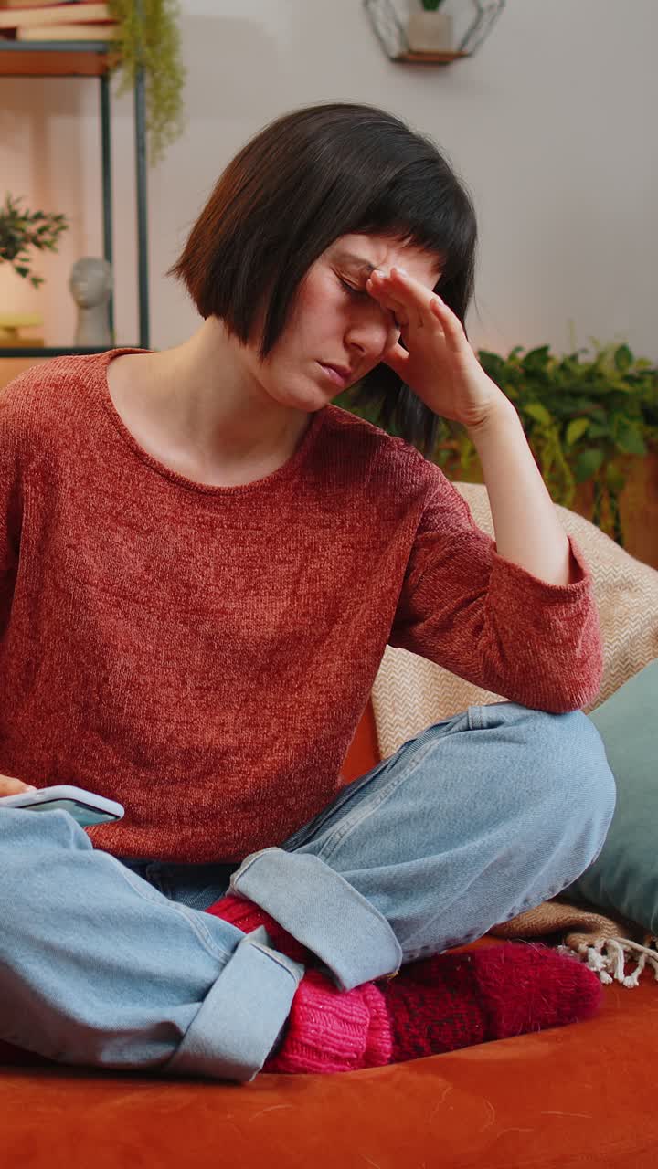 donna sconvolta e scontenta che usa lo smartphone sorpresa dai risultati della lotteria o dalle cattive notizie perde fallisce il gioco