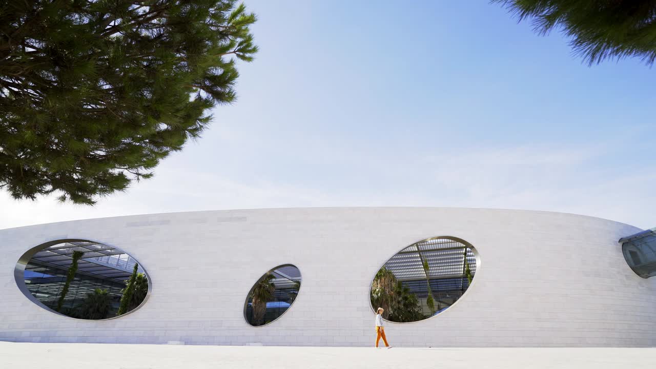 현대 공원에서 고 있는 다채로운 옷을 입은 소녀