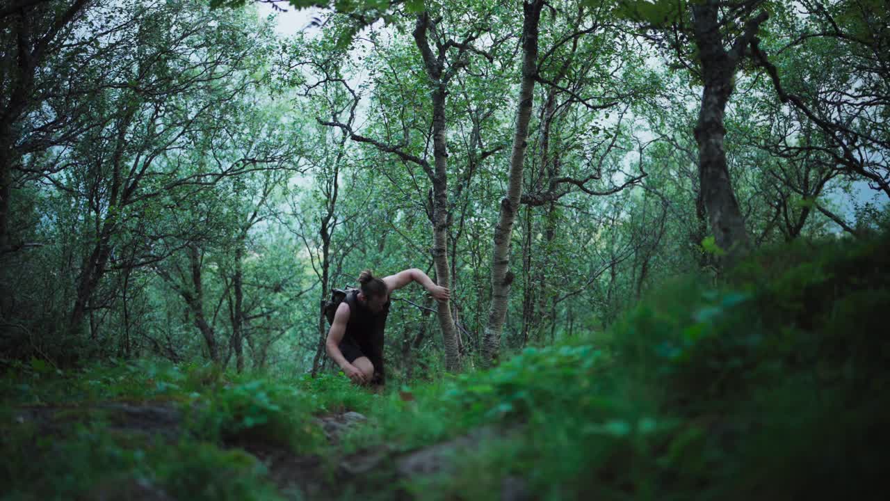 노르웨이 의 스트리틴덴 의 숲길 을  ⁇ 고 있는 노르웨이 사람 - 넓은