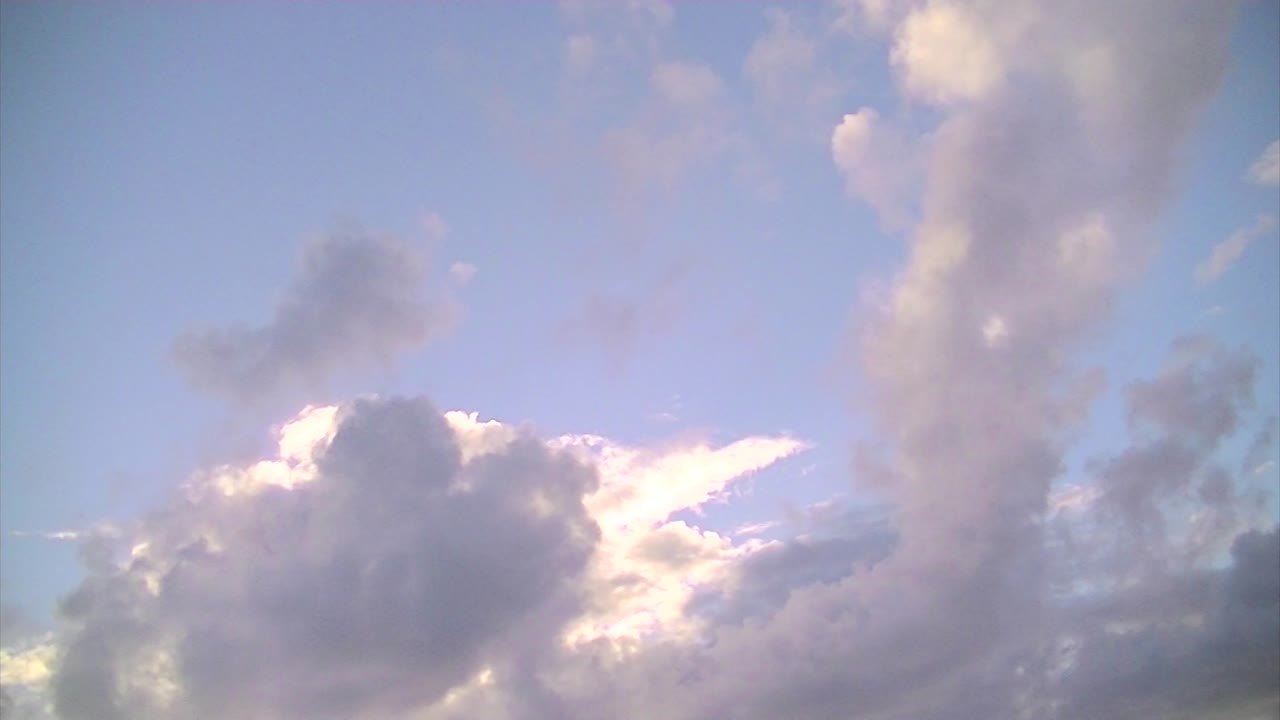 구름이 천천히 움직이는 일몰