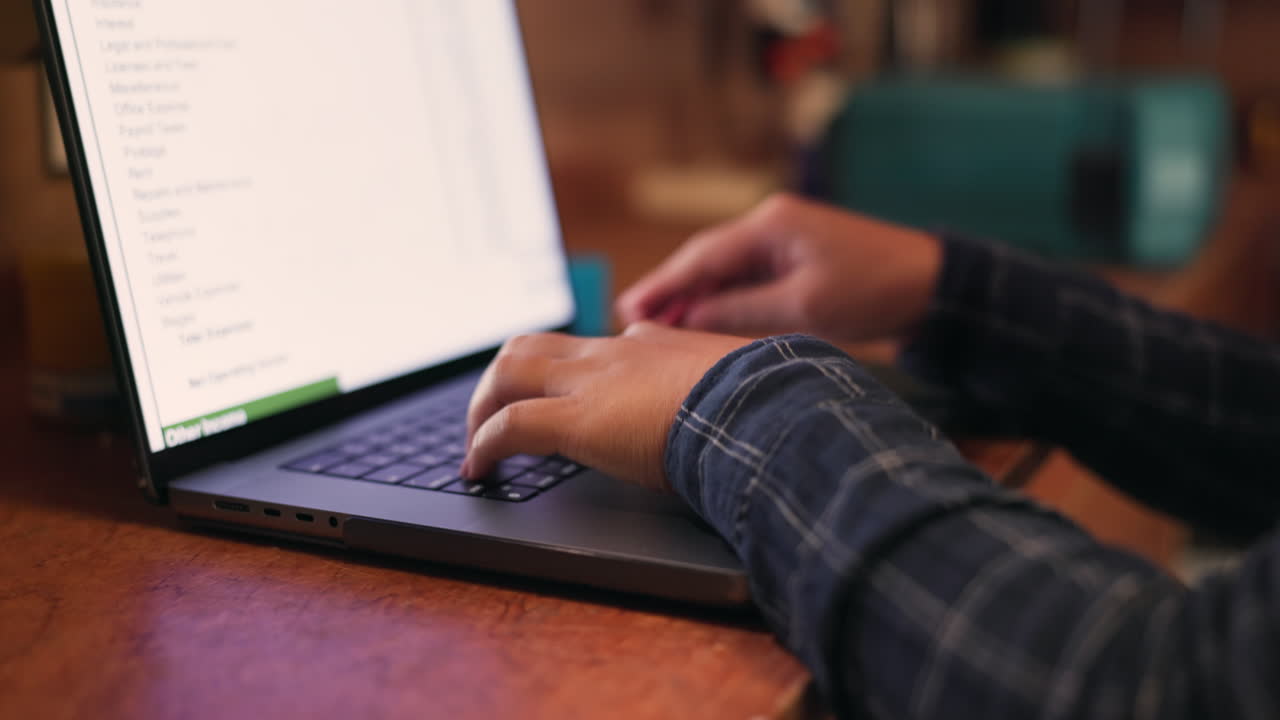 primer plano, negocio o persona con portátil