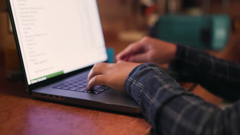 primer plano, negocio o persona con portátil