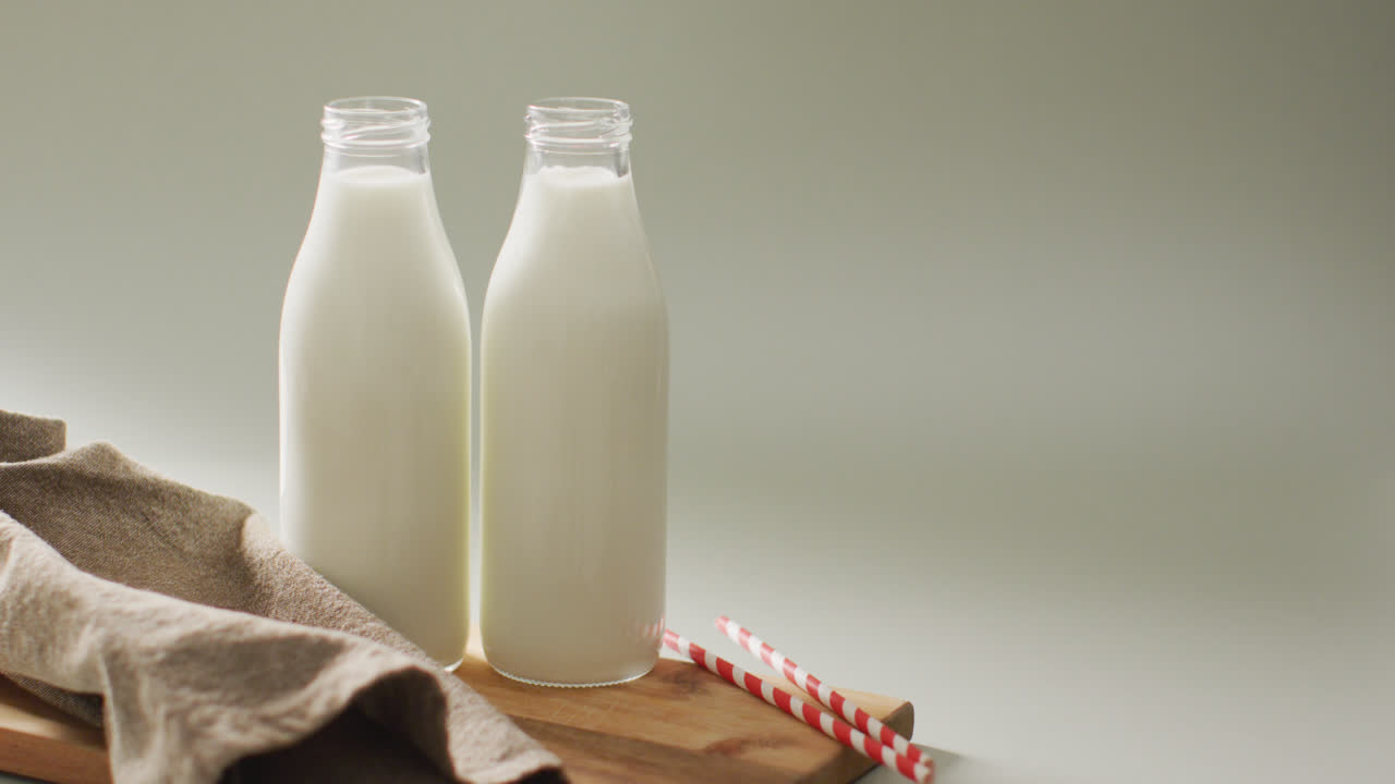 video de botellas de vidrio de leche sobre un fondo blanco