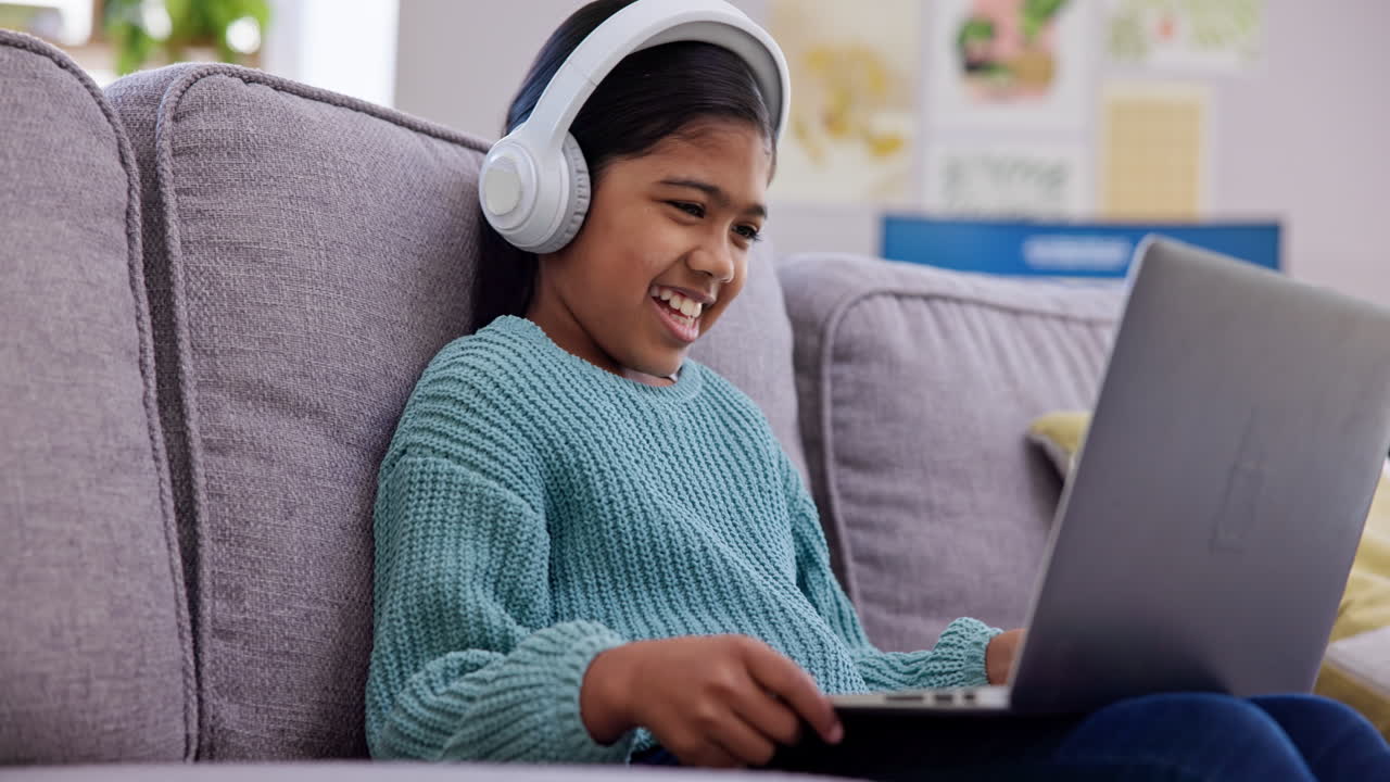 chica, niño y portátil, auriculares con baile