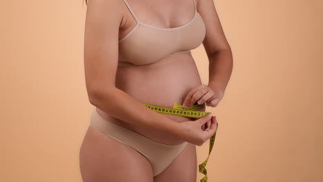 measuring a pregnant woman's belly